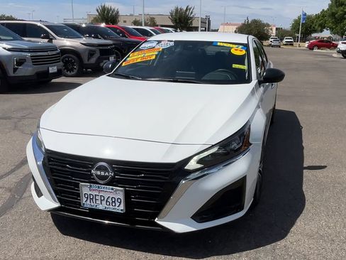 Used 2025 Nissan Altima 2.5 SV FWD image 2