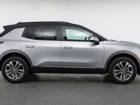 Used 2025 Chevrolet Equinox LT FWD image 11