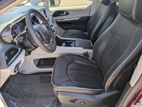 Used 2023 Chrysler Pacifica Limited FWD image 16