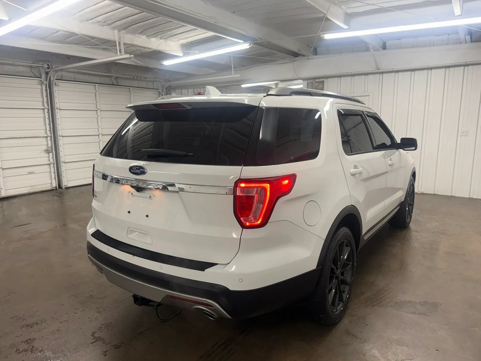 Used 2017 Ford Explorer XLT w/ Equipment Group 202A FWD image 8