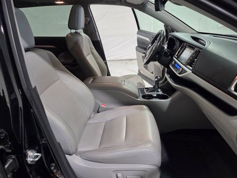 Used 2018 Toyota Highlander XLE image 10