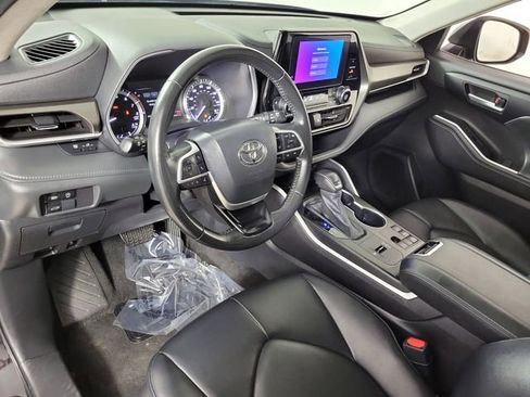 Used 2024 Toyota Highlander XLE FWD image 18