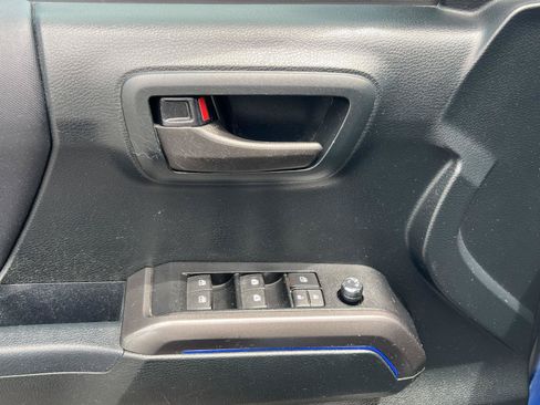 Used 2017 Toyota Tacoma TRD Sport AWD/4WD image 30
