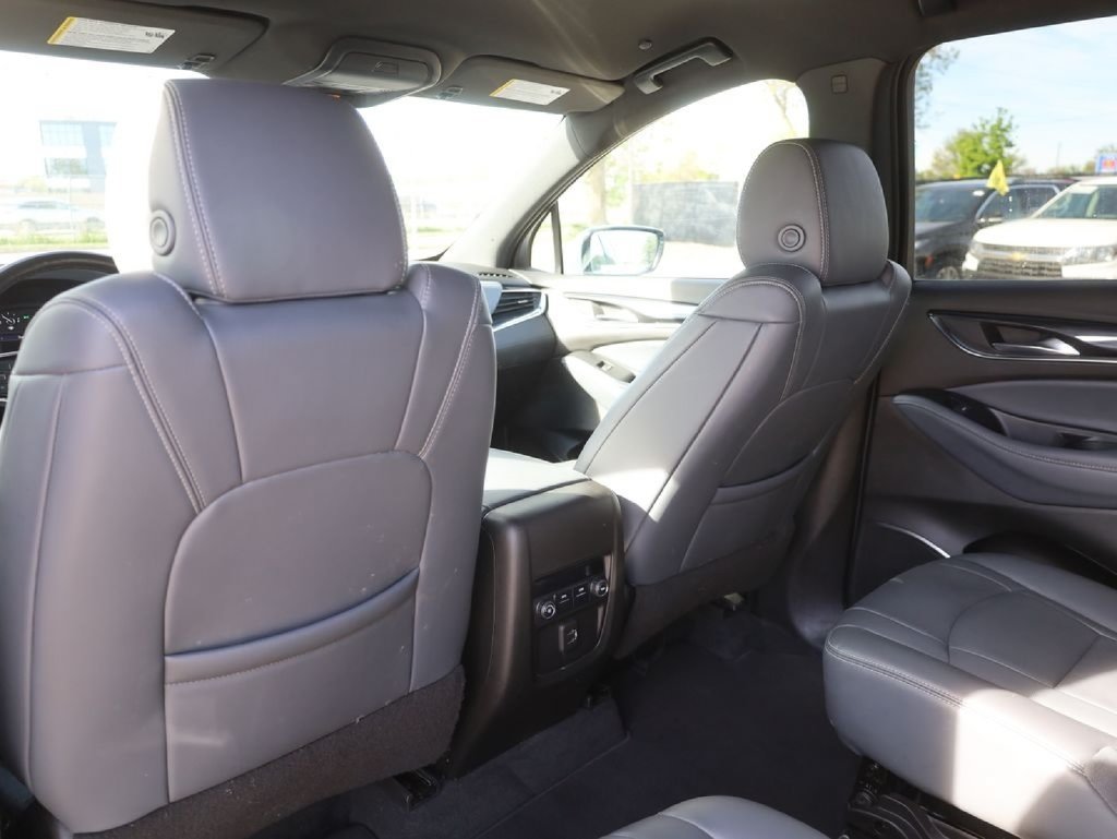 Used 2022 Buick Enclave Essence AWD/4WD image 23
