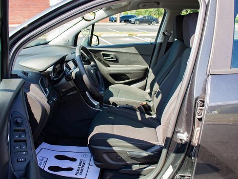 Used 2020 Chevrolet Trax LS AWD/4WD image 12