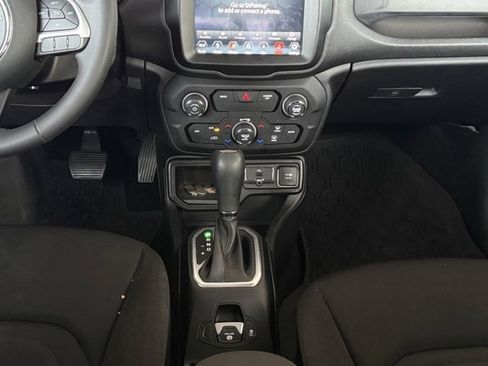 Used 2019 Jeep Renegade Latitude w/ UConnect 8.4 Nav Group image 19