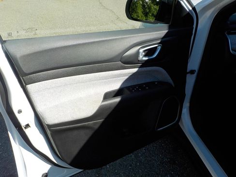 Used 2024 Jeep Compass Latitude image 12