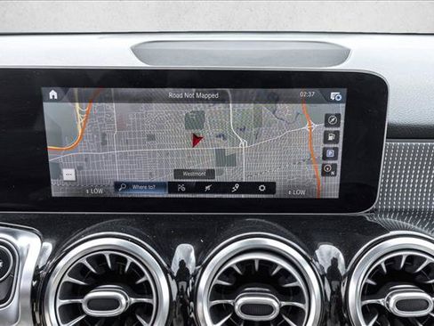 Used 2021 Mercedes-Benz GLB 250 4MATIC image 17