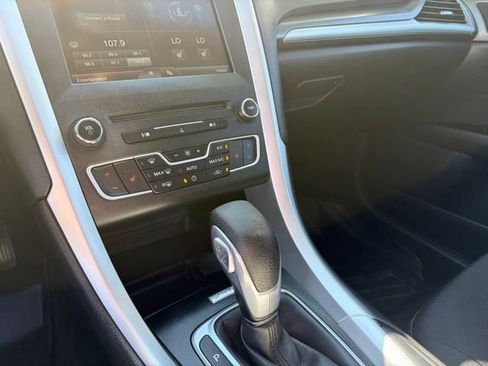 Used 2016 Ford Fusion SE FWD image 18