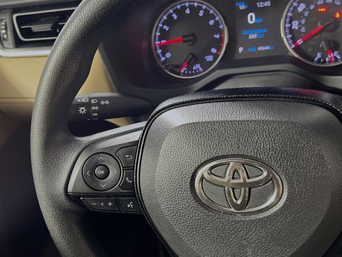 Used 2021 Toyota RAV4 LE image 19