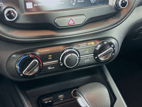 Used 2025 Kia Soul LX w/ LX Technology Package FWD image 23