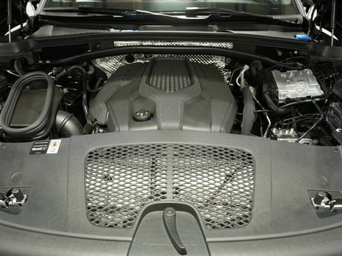 New 2025 Porsche Macan image 30