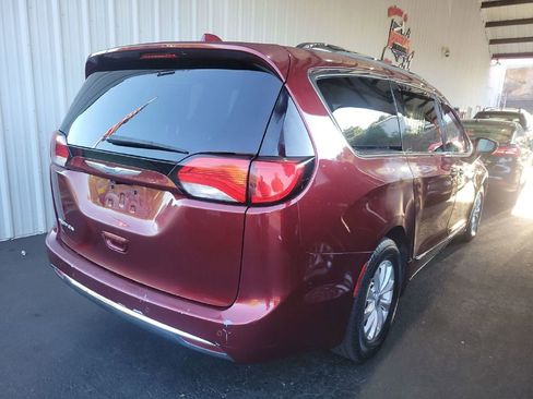 Used 2018 Chrysler Pacifica Touring-L image 5