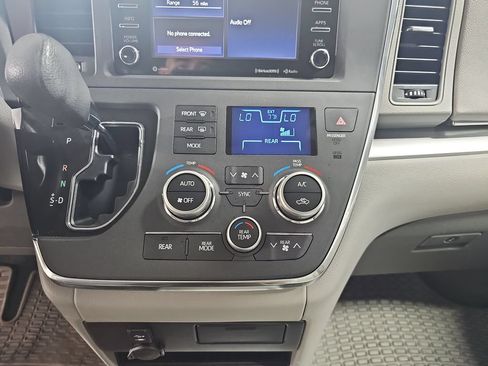 Used 2018 Toyota Sienna LE w/ Carpet Mat Package FWD image 28