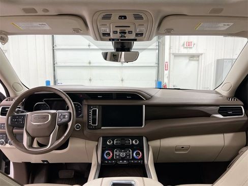 Used 2021 GMC Yukon XL Denali w/ Denali Premium Package image 10