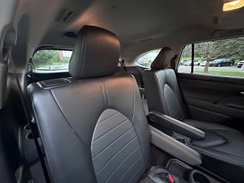 Used 2023 Toyota Highlander XLE AWD/4WD image 9
