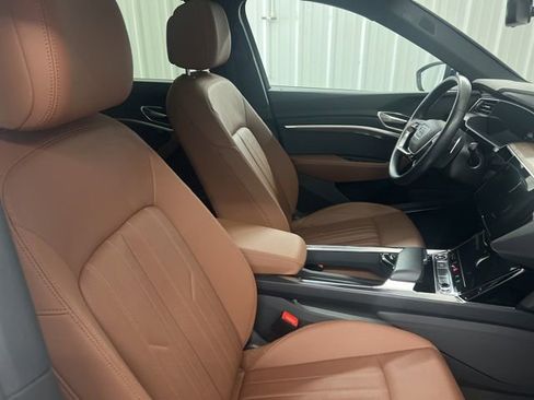Used 2021 Audi e-tron Premium Plus w/ Premium Plus Package image 24