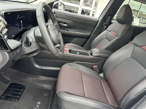 Used 2026 Nissan Kicks SR image 11