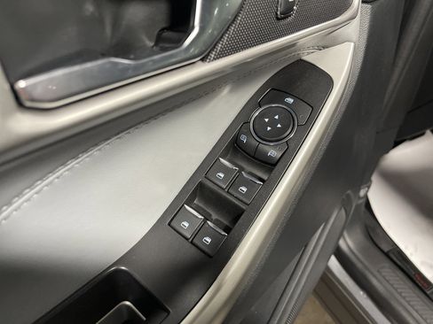 Used 2022 Ford Explorer XLT w/ Equipment Group 202A image 8