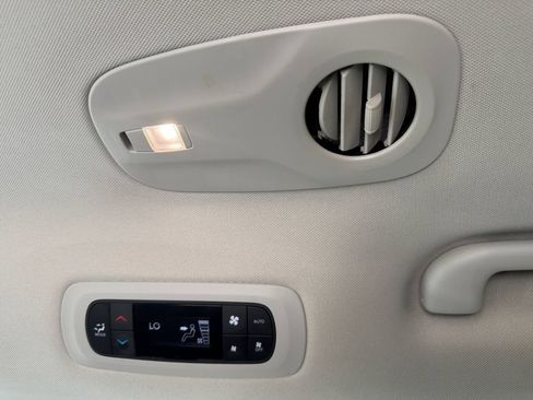 Used 2023 Chrysler Pacifica Touring-L FWD image 19