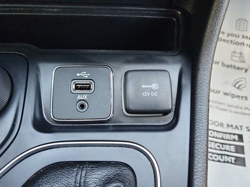 Used 2019 Jeep Cherokee Latitude Plus AWD/4WD image 31