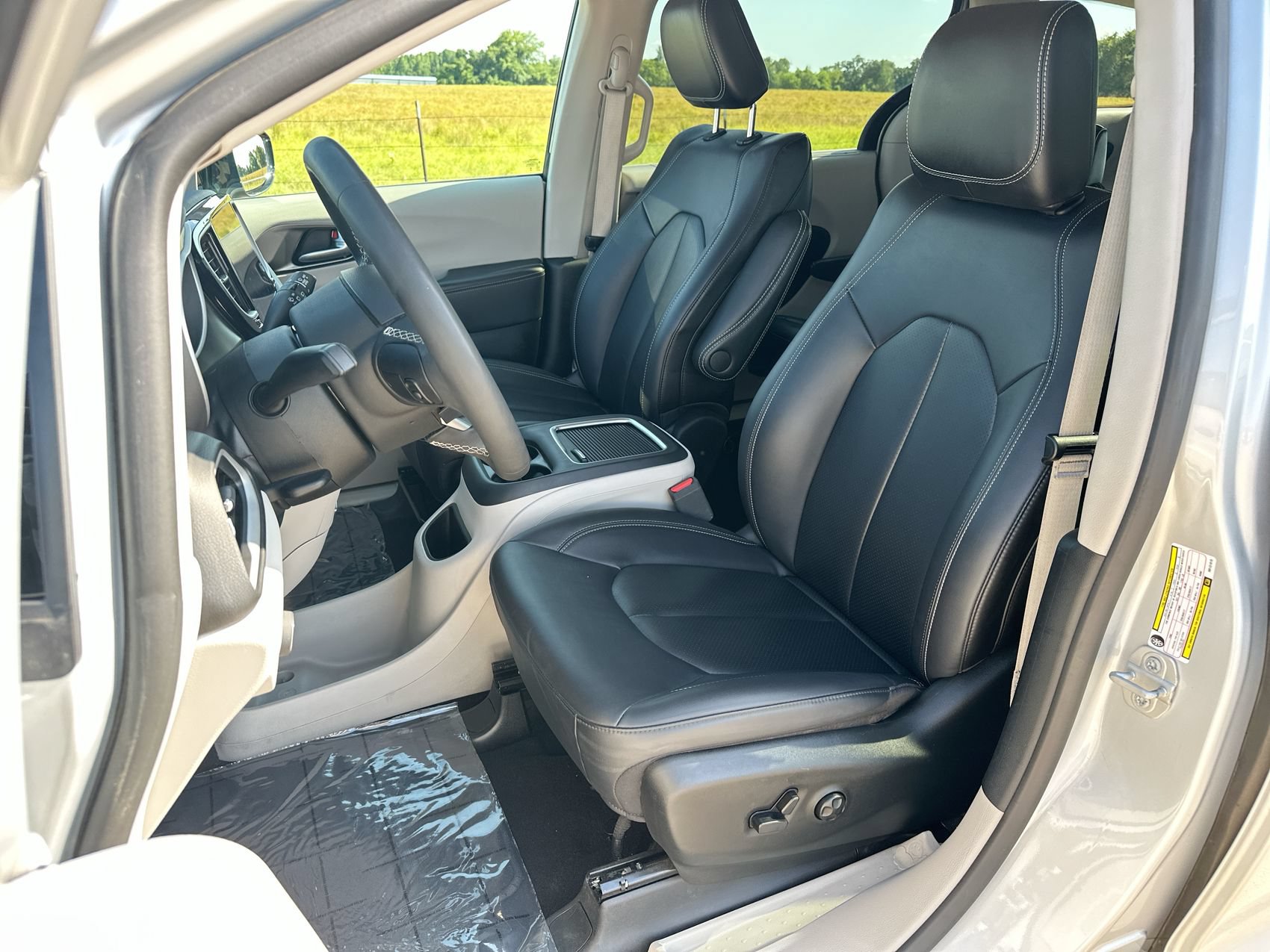 Used 2024 Chrysler Pacifica Touring-L FWD image 11