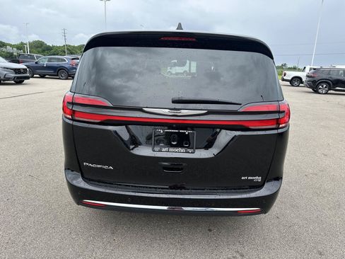 Used 2025 Chrysler Pacifica Select FWD image 6