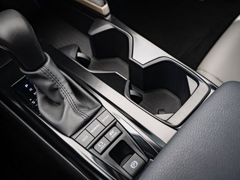 Used 2025 Toyota Camry SE image 30