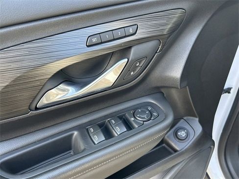 Used 2024 GMC Terrain SLT image 17