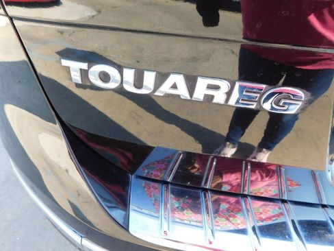 Used 2016 Volkswagen Touareg Sport image 12