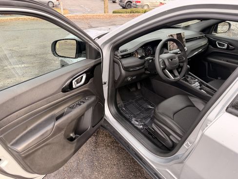 Used 2025 Jeep Compass Latitude w/ Altitude Special Edition image 10