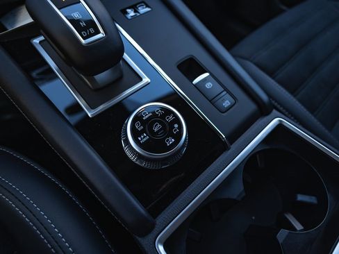 New 2025 Mitsubishi Outlander SE image 16