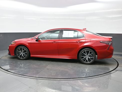 Used 2023 Toyota Camry SE image 3