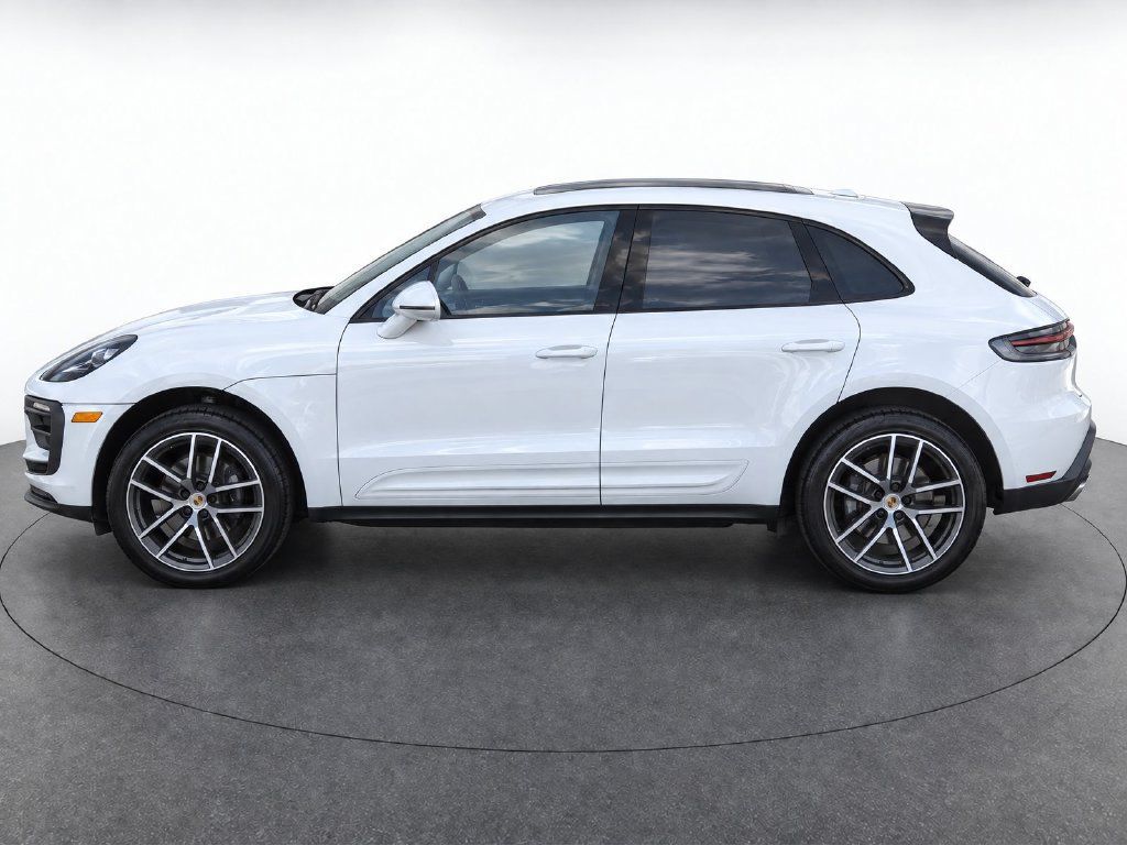 Certified 2023 Porsche Macan AWD/4WD image 2