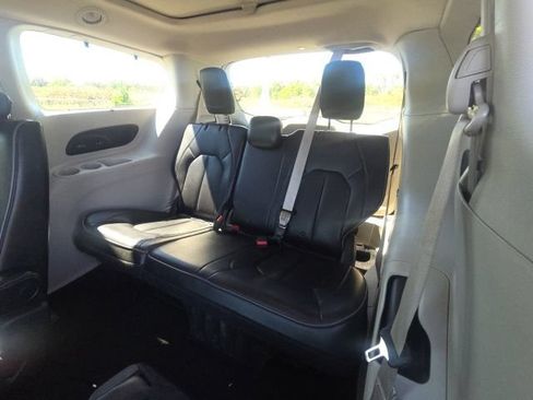 Used 2017 Chrysler Pacifica Limited w/ UConnect Theater Package FWD image 16