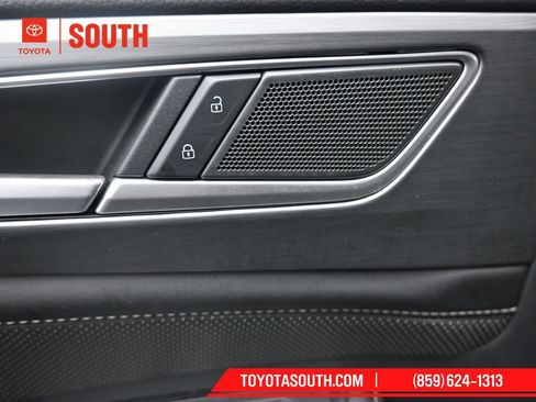 Used 2024 Volkswagen Atlas Cross Sport SE FWD image 19