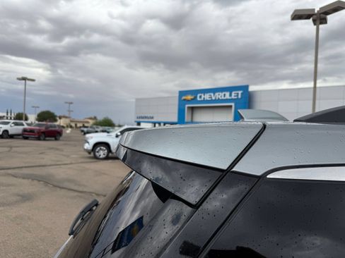 Used 2025 Chevrolet Traverse LT FWD image 6