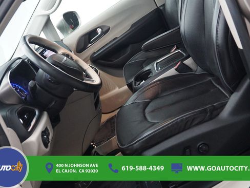 Used 2017 Chrysler Pacifica Limited w/ Advanced Safetytec Group FWD image 9