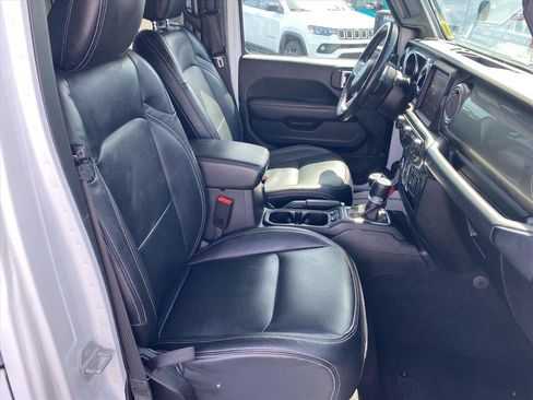 Used 2019 Jeep Wrangler Unlimited Sahara w/ Uconnect 4C Nav & Sound Group AWD/4WD image 25