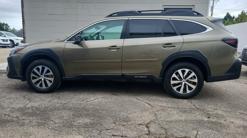 Used 2023 Subaru Outback Premium AWD/4WD image 6
