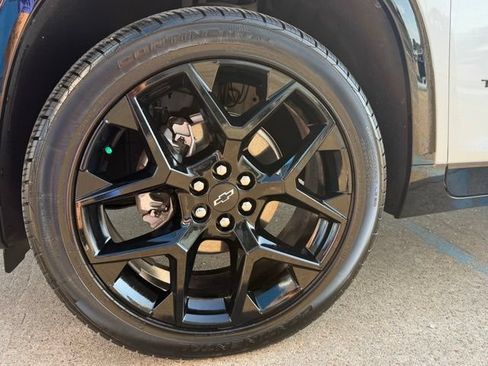Used 2025 Chevrolet Traverse RS FWD image 8