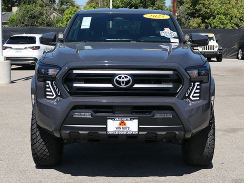 Used 2025 Toyota Tacoma SR5 AWD/4WD image 8
