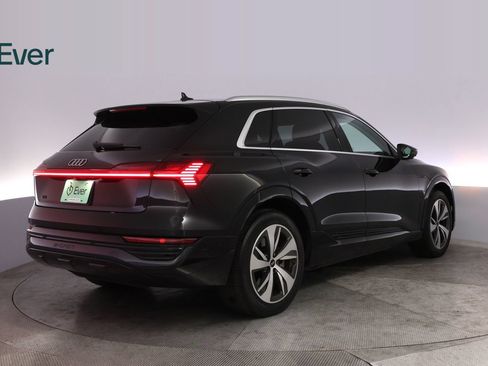Used 2024 Audi Q8 e-tron Premium Plus w/ Premium Plus Package AWD/4WD image 3