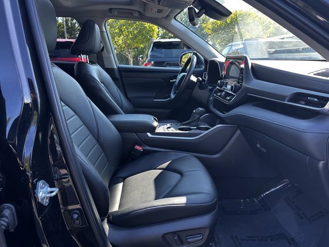 Used 2024 Toyota Highlander XLE AWD/4WD image 32