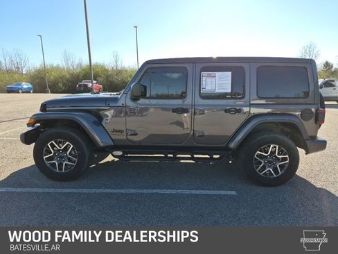 Used 2025 Jeep Wrangler Sahara image 2