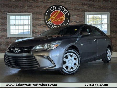Used 2015 Toyota Camry LE image 1
