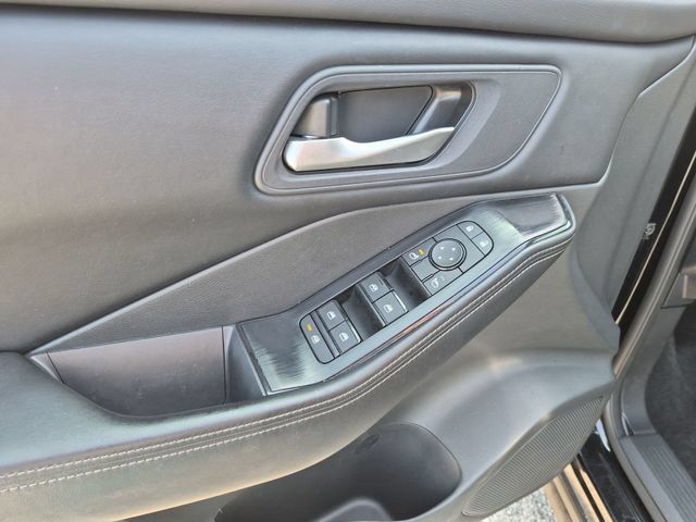 Used 2025 Nissan Rogue SV FWD image 13