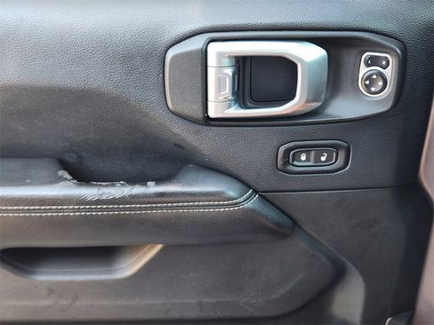 Used 2018 Jeep Wrangler Unlimited Sahara image 23