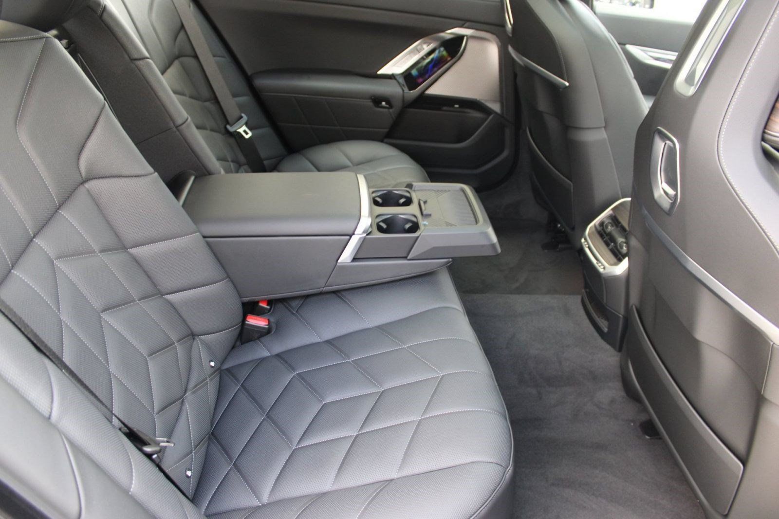 Used 2026 BMW 750e xDrive AWD/4WD image 32