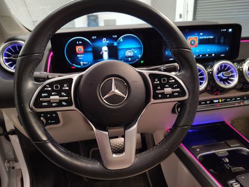 Used 2022 Mercedes-Benz GLB 250 4MATIC image 16